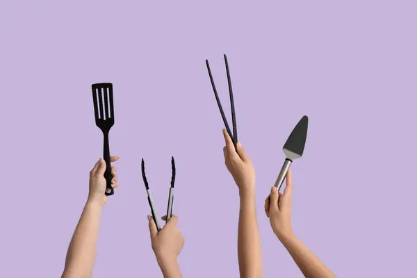 Female Hands Tongs Spatulas Lilac Background — Stock Photo, Image
