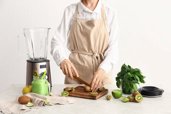 Woman Cutting Kiwi Smoothie Kitchen — Stock Photo, Image