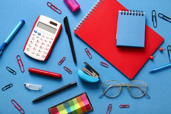Verschiedene Schulsachen Notizbücher Und Brillen Auf Blauem Hintergrund — Stockfoto