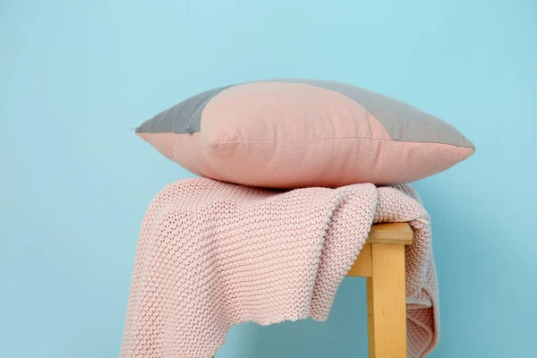 ブルーウォール近くの毛布とクッション付きのストール — ストック写真
