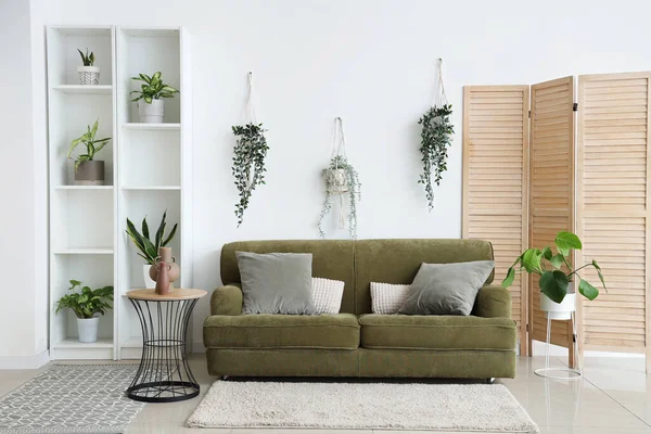 Innenraum Eines Hellen Wohnzimmers Mit Grünem Sofa Und Zimmerpflanzen — Stockfoto