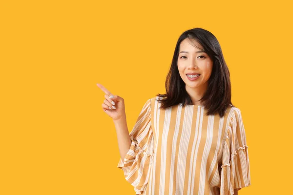 Mulher Asiática Bonita Apontando Para Algo Fundo Amarelo Conceito Diálogo — Fotografia de Stock
