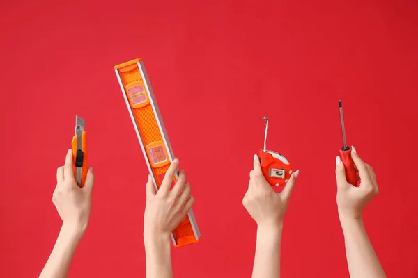 Elektriker Hände Mit Werkzeugen Auf Rotem Hintergrund — Stockfoto