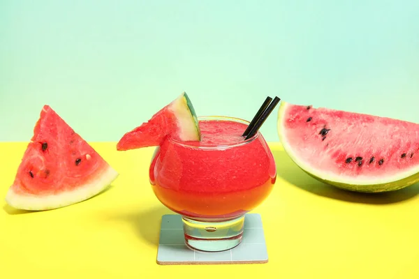 Glas Välsmakande Vattenmelon Juice Färgglada Bakgrund — Stockfoto