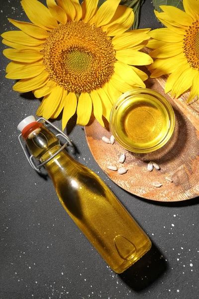 Flasche Und Glasschale Mit Sonnenblumenöl Mit Samen Auf Schwarzem Hintergrund — Stockfoto