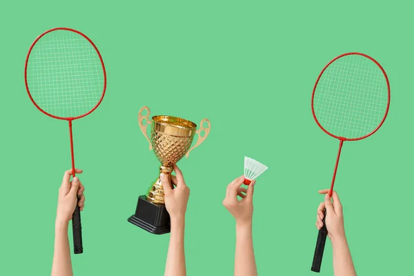 Mãos Femininas Com Copo Ouro Raquetes Badminton Vaivém Fundo Verde — Fotografia de Stock