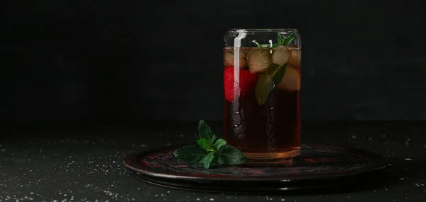 黒を基調にイチゴとミントの入った氷茶 — ストック写真