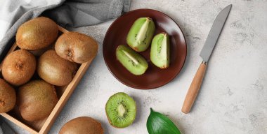 Hafif grunge arka planda taze kivi meyveli kompozisyon