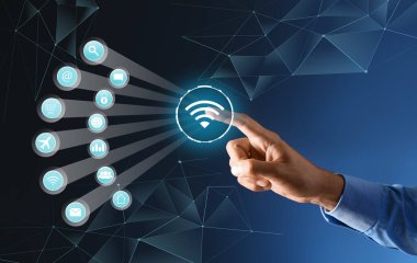 İş adamı koyu mavi arkaplanda dijital wifi simgesi kullanan sanal ekran kullanıyor