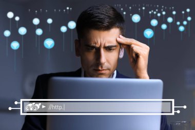 Akşamları web arama motoru kullanan genç iş adamı