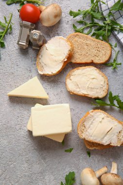 İşlenmiş peynirli sandviçler ve grunge arka planında otlar.