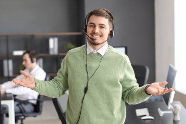 Ofiste çalışan erkek teknik destek ajanı
