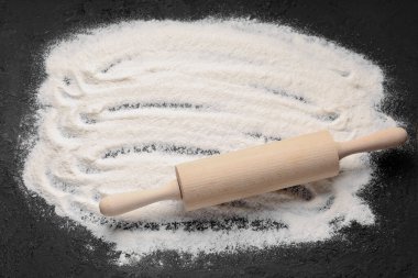 Arkaplanda buğday unlu ahşap oklu merdane