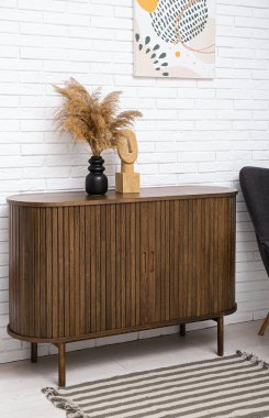 Çekmeceleri, koltuğu, boyası ve yumuşak halısı olan şık bir oturma odası.