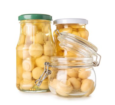 Beyaz arka planda konserve mantarlı kavanozlar