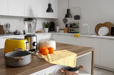 Blender, tost makinesi, meyve sıkacağı, portakal ve mutfak masasındaki ahşap tencere.