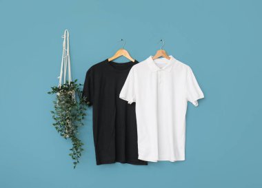 Mavi arkaplanda asılı şık tişörtler