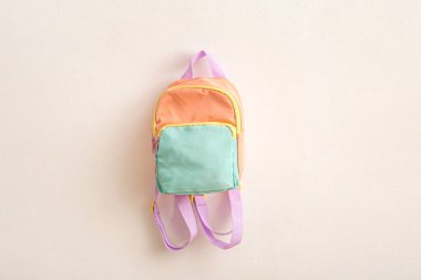 Açık arkaplanda renkli okul çantası