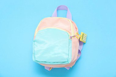 Mavi arkaplanda renkli okul çantası