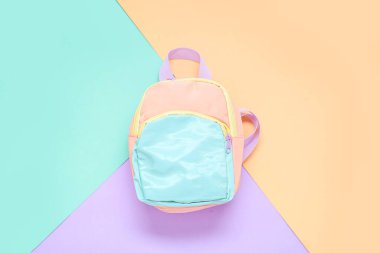 Renkli okul sırt çantası