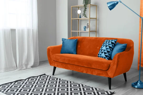 Innenraum Des Hellen Wohnzimmers Mit Orangefarbenem Sofa Regal Und Lampe — Stockfoto