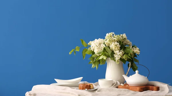 Букет Білих Бузкових Квітів Чашка Кави Смачний Десерт Столі Біля — стокове фото