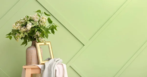 Složení Bílými Šeříkovými Květy Váze Rámu Ubrusu Židli Zelené Stěny — Stock fotografie