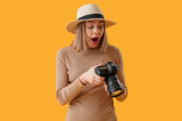 Fotógrafo Feminino Surpreso Com Câmera Profissional Fundo Amarelo — Fotografia de Stock
