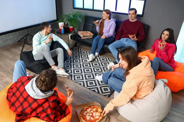 Grupo Amigos Comiendo Sabrosa Pizza Casa — Foto de Stock