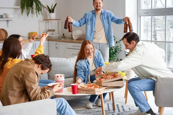 Νεαρός Φέρνει Μπύρες Στους Φίλους Του Πίτσα Στο Σπίτι — Φωτογραφία Αρχείου