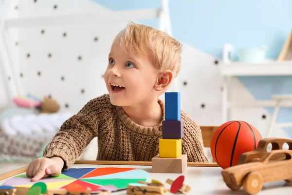 Aranyos Kisfiú Játszik Játékok Otthon — Stock Fotó
