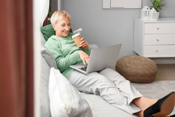 Mature Woman Cup Coffee Using Laptop Sofa Home — Stock Photo, Image