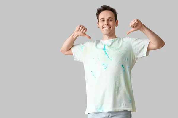 Jovem Apontando Para Tie Dye Shirt Fundo Claro — Fotografia de Stock