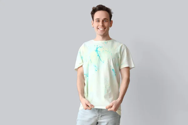 Jongeman Tie Dye Shirt Lichte Achtergrond — Stockfoto