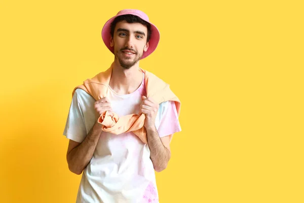 Hombre Joven Camiseta Tie Dye Sobre Fondo Amarillo —  Fotos de Stock
