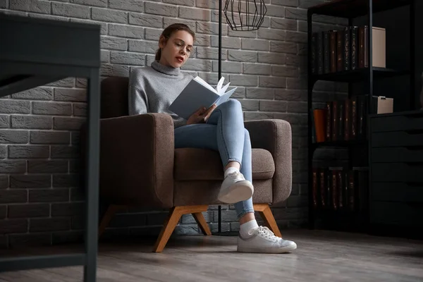 Junge Frau Liest Buch Sessel Hause — Stockfoto