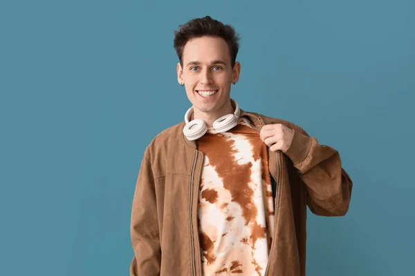 Young Man Tie Dye Shirt Blue Background — Stock Photo, Image