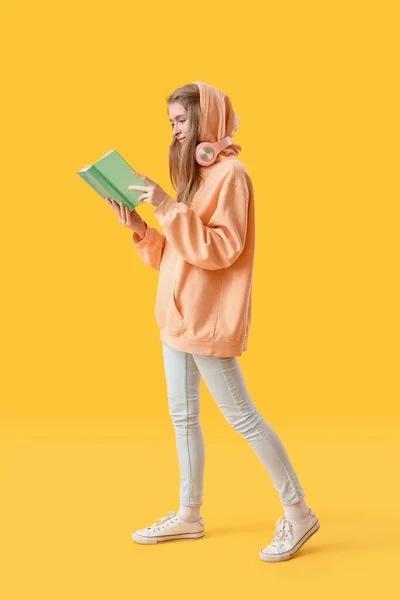 Jonge Vrouw Die Boek Leest Gele Achtergrond — Stockfoto