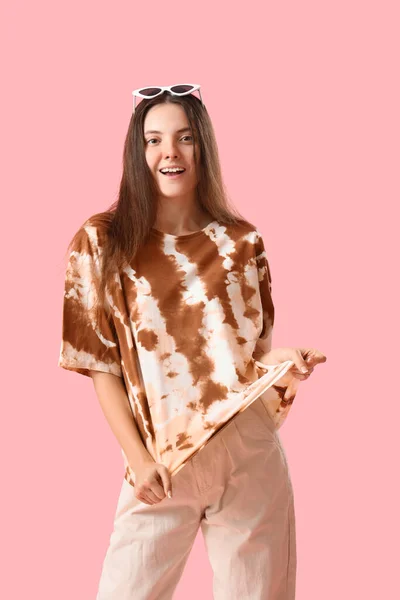 Elegante Giovane Donna Tie Dye Shirt Sfondo Rosa — Foto Stock