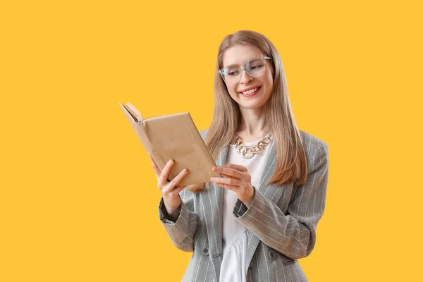 Νεαρή Επιχειρηματίας Ανάγνωση Βιβλίο Για Κίτρινο Φόντο — Φωτογραφία Αρχείου