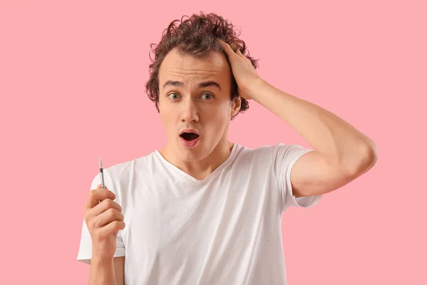 Geschokte Jongeman Met Injectie Voor Haargroei Roze Achtergrond — Stockfoto