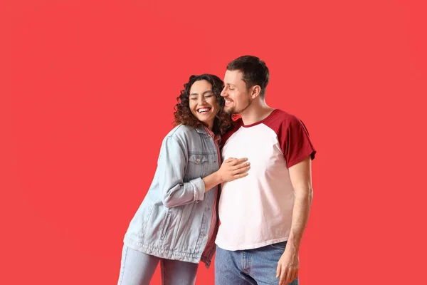 Glückliches Junges Paar Auf Rotem Hintergrund — Stockfoto