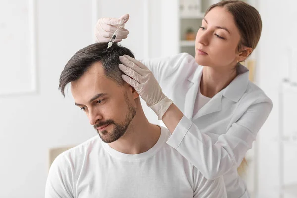 Beau Homme Recevant Une Injection Pour Croissance Des Cheveux Clinique — Photo