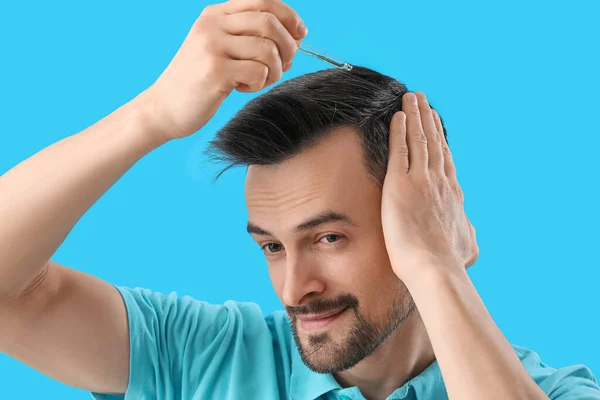 Fešák Muž Pomocí Sérum Pro Růst Vlasů Modrém Pozadí Detailní — Stock fotografie