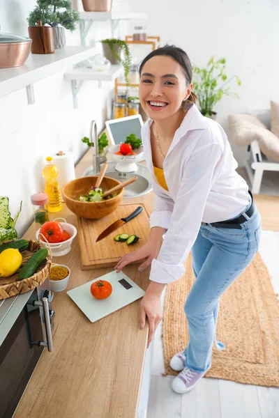 Junge Frau Macht Gemüsesalat Küche — Stockfoto