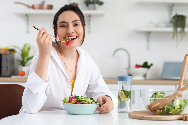 Νεαρή Γυναίκα Τρώει Σαλάτα Λαχανικών Στην Κουζίνα — Φωτογραφία Αρχείου