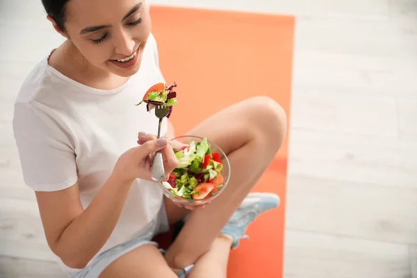 Αθλητική Νεαρή Γυναίκα Τρώει Σαλάτα Λαχανικών Στο Γυμναστήριο Κοντινό Πλάνο — Φωτογραφία Αρχείου