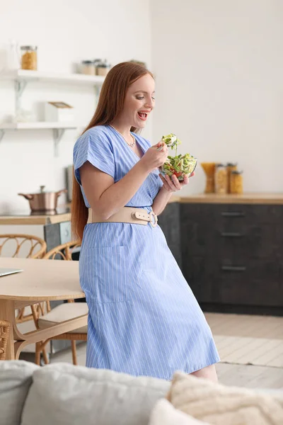 Giovane Donna Che Mangia Insalata Verdure Cucina — Foto Stock