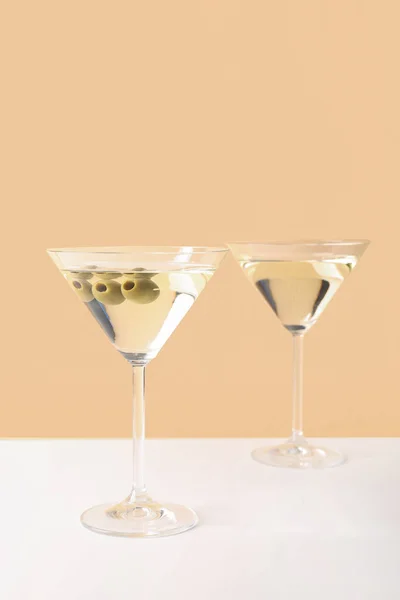 Bicchieri Martini Con Olive Sfondo Beige — Foto Stock