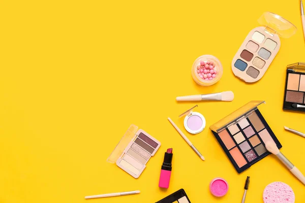 Cosmética Decorativa Con Pinceles Maquillaje Sobre Fondo Amarillo — Foto de Stock